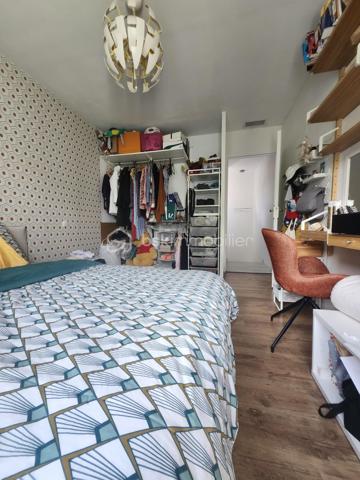 Découvrez cette maison mitoyenne d'exception à l'ambiance
chaleureuse et lumineuse !
🏡 Une maison qui respire la convivialité et le charme
Située dans le quartier des Minimes Nadège SENGMANIVONG
vous propose cette maison mitoyenne d'un seul côté en
copropriété avec faible charge (40 euros par mois), baignée par
la douce lumière du sud-ouest. Construite en 1987 et
entièrement rénovée en 2020, cette demeure allie charme
traditionnel et modernité pour vous offrir un cadre de vie
exceptionnel.
Avec ses grandes ouvertures en bois et son double vitrage,
cette maison capte la lumière naturelle toute la journée, créant
une atmosphère douce et apaisante. Les soirées d'été se
prolongent sur la terrasse de 45m², idéale pour des dîners en
famille ou entre amis.
Au rez-de-chaussée, le séjour de 44m² spacieux et lumineux
s'ouvre sur la terrasse grâce à ses deux portes fenêtres. Parfait
pour recevoir ou simplement pro ter de moments de détente en
famille, ce grand espace est le cœur battant de la maison. La
cuisine américaine aménagée et équipée est un véritable atout :
fonctionnelle et élégante, elle s'intègre parfaitement à l'espace
de vie et facilite les échanges pendant la préparation des repas.
À l'étage, trois chambres lumineuses vous attendent, dont une
chambre parentale avec son grand dressing ainsi qu'une salle
de bain moderne et fonctionnelle.
Le terrain de 155m², entièrement clos, vous o re un jardin
privatif où vous pourrez cultiver vos plantes préférées ou
simplement vous détendre sur la terrasse en bois exotique et
son store banne installée en 2021. Avec ses 89m² de surface
habitable, cette maison est parfaitement adaptée aux familles
ou aux couples souhaitant un espace de vie généreux sans
entretien excessif.
Cette maison située pour pro ter des commodités du quotidien.
À moins de 10 minutes à pied, vous trouverez supermarchés,
écoles et transports en commun, Ne laissez pas passer cette
opportunité de vivre dans une maison où il fait bon vivre, alliant
esthétique, fonctionnalité et charme.
Les +
2 places de stationnement extérieurs privatives + prise de
recharge pour voiture électrique
clim au RDC
clim gainable à l'étage
cellier
cumulus de 2024
fibre
alarme
métro Barrière de Paris + proche de la future ligne C
pas de procédure en cour
Prix : 384 900€ FAI charge vendeur
DPE C
GES A
Estimation des coûts annuels : entre 1 060 € et 1 490 € par an
Prix moyens des énergies indexés sur les années 2021, 2022