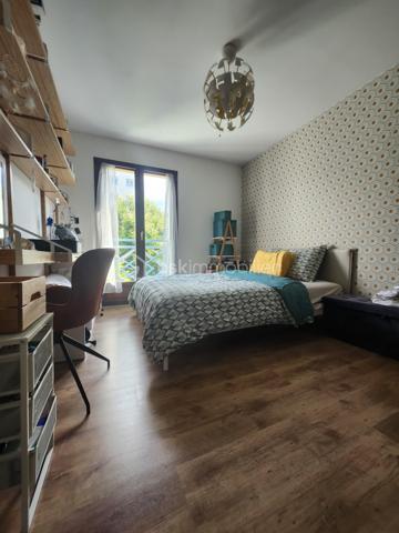 Découvrez cette maison mitoyenne d'exception à l'ambiance
chaleureuse et lumineuse !
🏡 Une maison qui respire la convivialité et le charme
Située dans le quartier des Minimes Nadège SENGMANIVONG
vous propose cette maison mitoyenne d'un seul côté en
copropriété avec faible charge (40 euros par mois), baignée par
la douce lumière du sud-ouest. Construite en 1987 et
entièrement rénovée en 2020, cette demeure allie charme
traditionnel et modernité pour vous offrir un cadre de vie
exceptionnel.
Avec ses grandes ouvertures en bois et son double vitrage,
cette maison capte la lumière naturelle toute la journée, créant
une atmosphère douce et apaisante. Les soirées d'été se
prolongent sur la terrasse de 45m², idéale pour des dîners en
famille ou entre amis.
Au rez-de-chaussée, le séjour de 44m² spacieux et lumineux
s'ouvre sur la terrasse grâce à ses deux portes fenêtres. Parfait
pour recevoir ou simplement pro ter de moments de détente en
famille, ce grand espace est le cœur battant de la maison. La
cuisine américaine aménagée et équipée est un véritable atout :
fonctionnelle et élégante, elle s'intègre parfaitement à l'espace
de vie et facilite les échanges pendant la préparation des repas.
À l'étage, trois chambres lumineuses vous attendent, dont une
chambre parentale avec son grand dressing ainsi qu'une salle
de bain moderne et fonctionnelle.
Le terrain de 155m², entièrement clos, vous o re un jardin
privatif où vous pourrez cultiver vos plantes préférées ou
simplement vous détendre sur la terrasse en bois exotique et
son store banne installée en 2021. Avec ses 89m² de surface
habitable, cette maison est parfaitement adaptée aux familles
ou aux couples souhaitant un espace de vie généreux sans
entretien excessif.
Cette maison située pour pro ter des commodités du quotidien.
À moins de 10 minutes à pied, vous trouverez supermarchés,
écoles et transports en commun, Ne laissez pas passer cette
opportunité de vivre dans une maison où il fait bon vivre, alliant
esthétique, fonctionnalité et charme.
Les +
2 places de stationnement extérieurs privatives + prise de
recharge pour voiture électrique
clim au RDC
clim gainable à l'étage
cellier
cumulus de 2024
fibre
alarme
métro Barrière de Paris + proche de la future ligne C
pas de procédure en cour
Prix : 384 900€ FAI charge vendeur
DPE C
GES A
Estimation des coûts annuels : entre 1 060 € et 1 490 € par an
Prix moyens des énergies indexés sur les années 2021, 2022