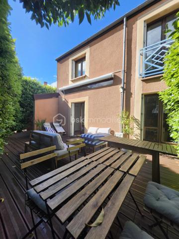 Découvrez cette maison mitoyenne d'exception à l'ambiance
chaleureuse et lumineuse !
🏡 Une maison qui respire la convivialité et le charme
Située dans le quartier des Minimes Nadège SENGMANIVONG
vous propose cette maison mitoyenne d'un seul côté en
copropriété avec faible charge (40 euros par mois), baignée par
la douce lumière du sud-ouest. Construite en 1987 et
entièrement rénovée en 2020, cette demeure allie charme
traditionnel et modernité pour vous offrir un cadre de vie
exceptionnel.
Avec ses grandes ouvertures en bois et son double vitrage,
cette maison capte la lumière naturelle toute la journée, créant
une atmosphère douce et apaisante. Les soirées d'été se
prolongent sur la terrasse de 45m², idéale pour des dîners en
famille ou entre amis.
Au rez-de-chaussée, le séjour de 44m² spacieux et lumineux
s'ouvre sur la terrasse grâce à ses deux portes fenêtres. Parfait
pour recevoir ou simplement pro ter de moments de détente en
famille, ce grand espace est le cœur battant de la maison. La
cuisine américaine aménagée et équipée est un véritable atout :
fonctionnelle et élégante, elle s'intègre parfaitement à l'espace
de vie et facilite les échanges pendant la préparation des repas.
À l'étage, trois chambres lumineuses vous attendent, dont une
chambre parentale avec son grand dressing ainsi qu'une salle
de bain moderne et fonctionnelle.
Le terrain de 155m², entièrement clos, vous o re un jardin
privatif où vous pourrez cultiver vos plantes préférées ou
simplement vous détendre sur la terrasse en bois exotique et
son store banne installée en 2021. Avec ses 89m² de surface
habitable, cette maison est parfaitement adaptée aux familles
ou aux couples souhaitant un espace de vie généreux sans
entretien excessif.
Cette maison située pour pro ter des commodités du quotidien.
À moins de 10 minutes à pied, vous trouverez supermarchés,
écoles et transports en commun, Ne laissez pas passer cette
opportunité de vivre dans une maison où il fait bon vivre, alliant
esthétique, fonctionnalité et charme.
Les +
2 places de stationnement extérieurs privatives + prise de
recharge pour voiture électrique
clim au RDC
clim gainable à l'étage
cellier
cumulus de 2024
fibre
alarme
métro Barrière de Paris + proche de la future ligne C
pas de procédure en cour
Prix : 384 900€ FAI charge vendeur
DPE C
GES A
Estimation des coûts annuels : entre 1 060 € et 1 490 € par an
Prix moyens des énergies indexés sur les années 2021, 2022