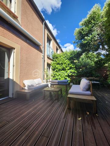 Découvrez cette maison mitoyenne d'exception à l'ambiance
chaleureuse et lumineuse !
🏡 Une maison qui respire la convivialité et le charme
Située dans le quartier des Minimes Nadège SENGMANIVONG
vous propose cette maison mitoyenne d'un seul côté en
copropriété avec faible charge (40 euros par mois), baignée par
la douce lumière du sud-ouest. Construite en 1987 et
entièrement rénovée en 2020, cette demeure allie charme
traditionnel et modernité pour vous offrir un cadre de vie
exceptionnel.
Avec ses grandes ouvertures en bois et son double vitrage,
cette maison capte la lumière naturelle toute la journée, créant
une atmosphère douce et apaisante. Les soirées d'été se
prolongent sur la terrasse de 45m², idéale pour des dîners en
famille ou entre amis.
Au rez-de-chaussée, le séjour de 44m² spacieux et lumineux
s'ouvre sur la terrasse grâce à ses deux portes fenêtres. Parfait
pour recevoir ou simplement pro ter de moments de détente en
famille, ce grand espace est le cœur battant de la maison. La
cuisine américaine aménagée et équipée est un véritable atout :
fonctionnelle et élégante, elle s'intègre parfaitement à l'espace
de vie et facilite les échanges pendant la préparation des repas.
À l'étage, trois chambres lumineuses vous attendent, dont une
chambre parentale avec son grand dressing ainsi qu'une salle
de bain moderne et fonctionnelle.
Le terrain de 155m², entièrement clos, vous o re un jardin
privatif où vous pourrez cultiver vos plantes préférées ou
simplement vous détendre sur la terrasse en bois exotique et
son store banne installée en 2021. Avec ses 89m² de surface
habitable, cette maison est parfaitement adaptée aux familles
ou aux couples souhaitant un espace de vie généreux sans
entretien excessif.
Cette maison située pour pro ter des commodités du quotidien.
À moins de 10 minutes à pied, vous trouverez supermarchés,
écoles et transports en commun, Ne laissez pas passer cette
opportunité de vivre dans une maison où il fait bon vivre, alliant
esthétique, fonctionnalité et charme.
Les +
2 places de stationnement extérieurs privatives + prise de
recharge pour voiture électrique
clim au RDC
clim gainable à l'étage
cellier
cumulus de 2024
fibre
alarme
métro Barrière de Paris + proche de la future ligne C
pas de procédure en cour
Prix : 384 900€ FAI charge vendeur
DPE C
GES A
Estimation des coûts annuels : entre 1 060 € et 1 490 € par an
Prix moyens des énergies indexés sur les années 2021, 2022
