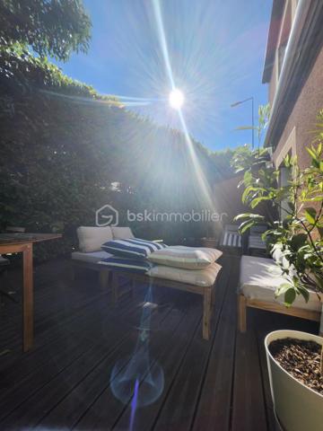 Découvrez cette maison mitoyenne d'exception à l'ambiance
chaleureuse et lumineuse !
🏡 Une maison qui respire la convivialité et le charme
Située dans le quartier des Minimes Nadège SENGMANIVONG
vous propose cette maison mitoyenne d'un seul côté en
copropriété avec faible charge (40 euros par mois), baignée par
la douce lumière du sud-ouest. Construite en 1987 et
entièrement rénovée en 2020, cette demeure allie charme
traditionnel et modernité pour vous offrir un cadre de vie
exceptionnel.
Avec ses grandes ouvertures en bois et son double vitrage,
cette maison capte la lumière naturelle toute la journée, créant
une atmosphère douce et apaisante. Les soirées d'été se
prolongent sur la terrasse de 45m², idéale pour des dîners en
famille ou entre amis.
Au rez-de-chaussée, le séjour de 44m² spacieux et lumineux
s'ouvre sur la terrasse grâce à ses deux portes fenêtres. Parfait
pour recevoir ou simplement pro ter de moments de détente en
famille, ce grand espace est le cœur battant de la maison. La
cuisine américaine aménagée et équipée est un véritable atout :
fonctionnelle et élégante, elle s'intègre parfaitement à l'espace
de vie et facilite les échanges pendant la préparation des repas.
À l'étage, trois chambres lumineuses vous attendent, dont une
chambre parentale avec son grand dressing ainsi qu'une salle
de bain moderne et fonctionnelle.
Le terrain de 155m², entièrement clos, vous o re un jardin
privatif où vous pourrez cultiver vos plantes préférées ou
simplement vous détendre sur la terrasse en bois exotique et
son store banne installée en 2021. Avec ses 89m² de surface
habitable, cette maison est parfaitement adaptée aux familles
ou aux couples souhaitant un espace de vie généreux sans
entretien excessif.
Cette maison située pour pro ter des commodités du quotidien.
À moins de 10 minutes à pied, vous trouverez supermarchés,
écoles et transports en commun, Ne laissez pas passer cette
opportunité de vivre dans une maison où il fait bon vivre, alliant
esthétique, fonctionnalité et charme.
Les +
2 places de stationnement extérieurs privatives + prise de
recharge pour voiture électrique
clim au RDC
clim gainable à l'étage
cellier
cumulus de 2024
fibre
alarme
métro Barrière de Paris + proche de la future ligne C
pas de procédure en cour
Prix : 384 900€ FAI charge vendeur
DPE C
GES A
Estimation des coûts annuels : entre 1 060 € et 1 490 € par an
Prix moyens des énergies indexés sur les années 2021, 2022