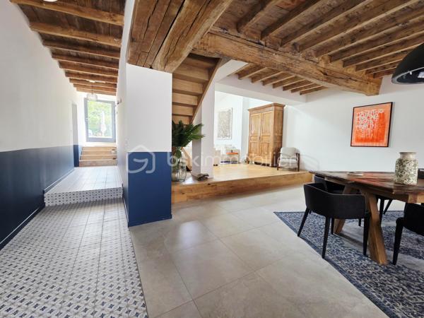 🏡 Toulousaine de caractère rénovée – 147 m² – Cœur de ville

Nichée au cœur de la ville, dans un environnement préservé, cette superbe Toulousaine ancienne entièrement rénovée conjugue avec élégance le charme de l’ancien et le confort contemporain. Une maison singulière où poutres apparentes, beaux volumes et matériaux de qualité lui confèrent une véritable identité.

Développant environ 147 m² habitables, elle s’ouvre au rez-de-chaussée sur de beaux espaces de vie, avec notamment une grande cuisine entièrement équipée, prolongée par un spacieux cellier/buanderie attenant. Le séjour, chaleureux et lumineux, séduit par ses volumes et ses magnifiques éléments anciens conservés.

Toujours au rez-de-chaussée, une chambre disposant de sa propre salle d’eau offre un véritable espace nuit de plain-pied. Un WC indépendant complète ce niveau.
À l’étage, la maison dévoile deux belles suites parentales, chacune bénéficiant de sa salle d’eau et de son espace dressing, offrant confort et intimité. Un second WC indépendant dessert également l’étage.

La rénovation a été réalisée avec soin et de belles prestations : pompe à chaleur avec chauffage gainable et climatisation, chauffe-eau thermodynamique, double vitrage, isolation, électricité rénovée, fibre et raccordement au tout-à-l’égout.

À l’extérieur, la propriété prend place sur une parcelle de 483 m² entièrement clôturée, avec un agréable jardin arboré et une terrasse en bois, parfaits pour profiter des beaux jours en toute tranquillité.

✨ Son véritable atout : une situation en cœur de ville permettant de tout faire à pied, tout en profitant du calme et de l’intimité d’une maison avec jardin.

Une propriété pleine de caractère, aux prestations soignées, idéale pour les amateurs de belles rénovations et de maisons qui ne ressemblent à aucune autre.