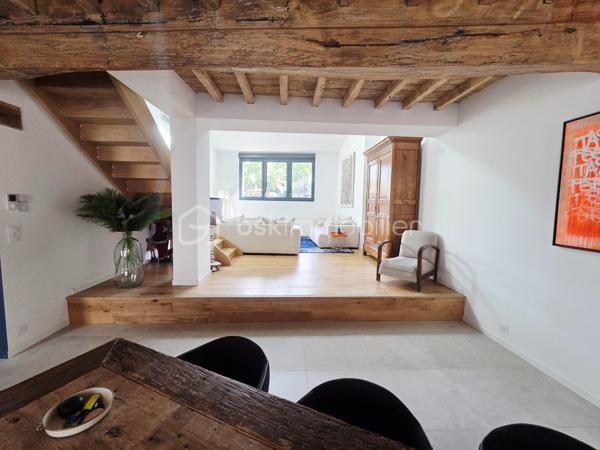 🏡 Toulousaine de caractère rénovée – 147 m² – Cœur de ville

Nichée au cœur de la ville, dans un environnement préservé, cette superbe Toulousaine ancienne entièrement rénovée conjugue avec élégance le charme de l’ancien et le confort contemporain. Une maison singulière où poutres apparentes, beaux volumes et matériaux de qualité lui confèrent une véritable identité.

Développant environ 147 m² habitables, elle s’ouvre au rez-de-chaussée sur de beaux espaces de vie, avec notamment une grande cuisine entièrement équipée, prolongée par un spacieux cellier/buanderie attenant. Le séjour, chaleureux et lumineux, séduit par ses volumes et ses magnifiques éléments anciens conservés.

Toujours au rez-de-chaussée, une chambre disposant de sa propre salle d’eau offre un véritable espace nuit de plain-pied. Un WC indépendant complète ce niveau.
À l’étage, la maison dévoile deux belles suites parentales, chacune bénéficiant de sa salle d’eau et de son espace dressing, offrant confort et intimité. Un second WC indépendant dessert également l’étage.

La rénovation a été réalisée avec soin et de belles prestations : pompe à chaleur avec chauffage gainable et climatisation, chauffe-eau thermodynamique, double vitrage, isolation, électricité rénovée, fibre et raccordement au tout-à-l’égout.

À l’extérieur, la propriété prend place sur une parcelle de 483 m² entièrement clôturée, avec un agréable jardin arboré et une terrasse en bois, parfaits pour profiter des beaux jours en toute tranquillité.

✨ Son véritable atout : une situation en cœur de ville permettant de tout faire à pied, tout en profitant du calme et de l’intimité d’une maison avec jardin.

Une propriété pleine de caractère, aux prestations soignées, idéale pour les amateurs de belles rénovations et de maisons qui ne ressemblent à aucune autre.