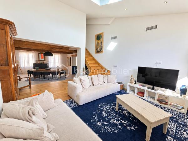 🏡 Toulousaine de caractère rénovée – 147 m² – Cœur de ville

Nichée au cœur de la ville, dans un environnement préservé, cette superbe Toulousaine ancienne entièrement rénovée conjugue avec élégance le charme de l’ancien et le confort contemporain. Une maison singulière où poutres apparentes, beaux volumes et matériaux de qualité lui confèrent une véritable identité.

Développant environ 147 m² habitables, elle s’ouvre au rez-de-chaussée sur de beaux espaces de vie, avec notamment une grande cuisine entièrement équipée, prolongée par un spacieux cellier/buanderie attenant. Le séjour, chaleureux et lumineux, séduit par ses volumes et ses magnifiques éléments anciens conservés.

Toujours au rez-de-chaussée, une chambre disposant de sa propre salle d’eau offre un véritable espace nuit de plain-pied. Un WC indépendant complète ce niveau.
À l’étage, la maison dévoile deux belles suites parentales, chacune bénéficiant de sa salle d’eau et de son espace dressing, offrant confort et intimité. Un second WC indépendant dessert également l’étage.

La rénovation a été réalisée avec soin et de belles prestations : pompe à chaleur avec chauffage gainable et climatisation, chauffe-eau thermodynamique, double vitrage, isolation, électricité rénovée, fibre et raccordement au tout-à-l’égout.

À l’extérieur, la propriété prend place sur une parcelle de 483 m² entièrement clôturée, avec un agréable jardin arboré et une terrasse en bois, parfaits pour profiter des beaux jours en toute tranquillité.

✨ Son véritable atout : une situation en cœur de ville permettant de tout faire à pied, tout en profitant du calme et de l’intimité d’une maison avec jardin.

Une propriété pleine de caractère, aux prestations soignées, idéale pour les amateurs de belles rénovations et de maisons qui ne ressemblent à aucune autre.