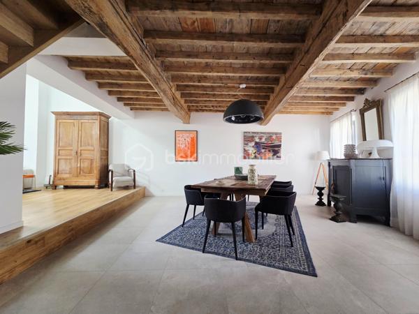 🏡 Toulousaine de caractère rénovée – 147 m² – Cœur de ville

Nichée au cœur de la ville, dans un environnement préservé, cette superbe Toulousaine ancienne entièrement rénovée conjugue avec élégance le charme de l’ancien et le confort contemporain. Une maison singulière où poutres apparentes, beaux volumes et matériaux de qualité lui confèrent une véritable identité.

Développant environ 147 m² habitables, elle s’ouvre au rez-de-chaussée sur de beaux espaces de vie, avec notamment une grande cuisine entièrement équipée, prolongée par un spacieux cellier/buanderie attenant. Le séjour, chaleureux et lumineux, séduit par ses volumes et ses magnifiques éléments anciens conservés.

Toujours au rez-de-chaussée, une chambre disposant de sa propre salle d’eau offre un véritable espace nuit de plain-pied. Un WC indépendant complète ce niveau.
À l’étage, la maison dévoile deux belles suites parentales, chacune bénéficiant de sa salle d’eau et de son espace dressing, offrant confort et intimité. Un second WC indépendant dessert également l’étage.

La rénovation a été réalisée avec soin et de belles prestations : pompe à chaleur avec chauffage gainable et climatisation, chauffe-eau thermodynamique, double vitrage, isolation, électricité rénovée, fibre et raccordement au tout-à-l’égout.

À l’extérieur, la propriété prend place sur une parcelle de 483 m² entièrement clôturée, avec un agréable jardin arboré et une terrasse en bois, parfaits pour profiter des beaux jours en toute tranquillité.

✨ Son véritable atout : une situation en cœur de ville permettant de tout faire à pied, tout en profitant du calme et de l’intimité d’une maison avec jardin.

Une propriété pleine de caractère, aux prestations soignées, idéale pour les amateurs de belles rénovations et de maisons qui ne ressemblent à aucune autre.