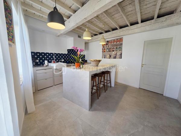 🏡 Toulousaine de caractère rénovée – 147 m² – Cœur de ville

Nichée au cœur de la ville, dans un environnement préservé, cette superbe Toulousaine ancienne entièrement rénovée conjugue avec élégance le charme de l’ancien et le confort contemporain. Une maison singulière où poutres apparentes, beaux volumes et matériaux de qualité lui confèrent une véritable identité.

Développant environ 147 m² habitables, elle s’ouvre au rez-de-chaussée sur de beaux espaces de vie, avec notamment une grande cuisine entièrement équipée, prolongée par un spacieux cellier/buanderie attenant. Le séjour, chaleureux et lumineux, séduit par ses volumes et ses magnifiques éléments anciens conservés.

Toujours au rez-de-chaussée, une chambre disposant de sa propre salle d’eau offre un véritable espace nuit de plain-pied. Un WC indépendant complète ce niveau.
À l’étage, la maison dévoile deux belles suites parentales, chacune bénéficiant de sa salle d’eau et de son espace dressing, offrant confort et intimité. Un second WC indépendant dessert également l’étage.

La rénovation a été réalisée avec soin et de belles prestations : pompe à chaleur avec chauffage gainable et climatisation, chauffe-eau thermodynamique, double vitrage, isolation, électricité rénovée, fibre et raccordement au tout-à-l’égout.

À l’extérieur, la propriété prend place sur une parcelle de 483 m² entièrement clôturée, avec un agréable jardin arboré et une terrasse en bois, parfaits pour profiter des beaux jours en toute tranquillité.

✨ Son véritable atout : une situation en cœur de ville permettant de tout faire à pied, tout en profitant du calme et de l’intimité d’une maison avec jardin.

Une propriété pleine de caractère, aux prestations soignées, idéale pour les amateurs de belles rénovations et de maisons qui ne ressemblent à aucune autre.