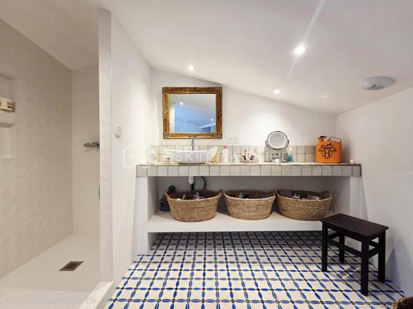 🏡 Toulousaine de caractère rénovée – 147 m² – Cœur de ville

Nichée au cœur de la ville, dans un environnement préservé, cette superbe Toulousaine ancienne entièrement rénovée conjugue avec élégance le charme de l’ancien et le confort contemporain. Une maison singulière où poutres apparentes, beaux volumes et matériaux de qualité lui confèrent une véritable identité.

Développant environ 147 m² habitables, elle s’ouvre au rez-de-chaussée sur de beaux espaces de vie, avec notamment une grande cuisine entièrement équipée, prolongée par un spacieux cellier/buanderie attenant. Le séjour, chaleureux et lumineux, séduit par ses volumes et ses magnifiques éléments anciens conservés.

Toujours au rez-de-chaussée, une chambre disposant de sa propre salle d’eau offre un véritable espace nuit de plain-pied. Un WC indépendant complète ce niveau.
À l’étage, la maison dévoile deux belles suites parentales, chacune bénéficiant de sa salle d’eau et de son espace dressing, offrant confort et intimité. Un second WC indépendant dessert également l’étage.

La rénovation a été réalisée avec soin et de belles prestations : pompe à chaleur avec chauffage gainable et climatisation, chauffe-eau thermodynamique, double vitrage, isolation, électricité rénovée, fibre et raccordement au tout-à-l’égout.

À l’extérieur, la propriété prend place sur une parcelle de 483 m² entièrement clôturée, avec un agréable jardin arboré et une terrasse en bois, parfaits pour profiter des beaux jours en toute tranquillité.

✨ Son véritable atout : une situation en cœur de ville permettant de tout faire à pied, tout en profitant du calme et de l’intimité d’une maison avec jardin.

Une propriété pleine de caractère, aux prestations soignées, idéale pour les amateurs de belles rénovations et de maisons qui ne ressemblent à aucune autre.