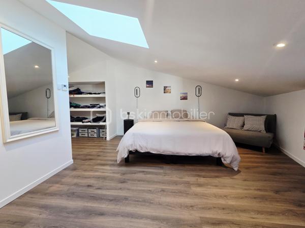 🏡 Toulousaine de caractère rénovée – 147 m² – Cœur de ville

Nichée au cœur de la ville, dans un environnement préservé, cette superbe Toulousaine ancienne entièrement rénovée conjugue avec élégance le charme de l’ancien et le confort contemporain. Une maison singulière où poutres apparentes, beaux volumes et matériaux de qualité lui confèrent une véritable identité.

Développant environ 147 m² habitables, elle s’ouvre au rez-de-chaussée sur de beaux espaces de vie, avec notamment une grande cuisine entièrement équipée, prolongée par un spacieux cellier/buanderie attenant. Le séjour, chaleureux et lumineux, séduit par ses volumes et ses magnifiques éléments anciens conservés.

Toujours au rez-de-chaussée, une chambre disposant de sa propre salle d’eau offre un véritable espace nuit de plain-pied. Un WC indépendant complète ce niveau.
À l’étage, la maison dévoile deux belles suites parentales, chacune bénéficiant de sa salle d’eau et de son espace dressing, offrant confort et intimité. Un second WC indépendant dessert également l’étage.

La rénovation a été réalisée avec soin et de belles prestations : pompe à chaleur avec chauffage gainable et climatisation, chauffe-eau thermodynamique, double vitrage, isolation, électricité rénovée, fibre et raccordement au tout-à-l’égout.

À l’extérieur, la propriété prend place sur une parcelle de 483 m² entièrement clôturée, avec un agréable jardin arboré et une terrasse en bois, parfaits pour profiter des beaux jours en toute tranquillité.

✨ Son véritable atout : une situation en cœur de ville permettant de tout faire à pied, tout en profitant du calme et de l’intimité d’une maison avec jardin.

Une propriété pleine de caractère, aux prestations soignées, idéale pour les amateurs de belles rénovations et de maisons qui ne ressemblent à aucune autre.