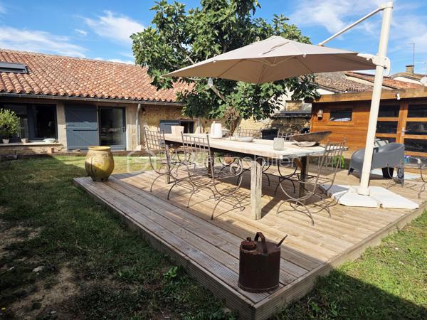 🏡 Toulousaine de caractère rénovée – 147 m² – Cœur de ville

Nichée au cœur de la ville, dans un environnement préservé, cette superbe Toulousaine ancienne entièrement rénovée conjugue avec élégance le charme de l’ancien et le confort contemporain. Une maison singulière où poutres apparentes, beaux volumes et matériaux de qualité lui confèrent une véritable identité.

Développant environ 147 m² habitables, elle s’ouvre au rez-de-chaussée sur de beaux espaces de vie, avec notamment une grande cuisine entièrement équipée, prolongée par un spacieux cellier/buanderie attenant. Le séjour, chaleureux et lumineux, séduit par ses volumes et ses magnifiques éléments anciens conservés.

Toujours au rez-de-chaussée, une chambre disposant de sa propre salle d’eau offre un véritable espace nuit de plain-pied. Un WC indépendant complète ce niveau.
À l’étage, la maison dévoile deux belles suites parentales, chacune bénéficiant de sa salle d’eau et de son espace dressing, offrant confort et intimité. Un second WC indépendant dessert également l’étage.

La rénovation a été réalisée avec soin et de belles prestations : pompe à chaleur avec chauffage gainable et climatisation, chauffe-eau thermodynamique, double vitrage, isolation, électricité rénovée, fibre et raccordement au tout-à-l’égout.

À l’extérieur, la propriété prend place sur une parcelle de 483 m² entièrement clôturée, avec un agréable jardin arboré et une terrasse en bois, parfaits pour profiter des beaux jours en toute tranquillité.

✨ Son véritable atout : une situation en cœur de ville permettant de tout faire à pied, tout en profitant du calme et de l’intimité d’une maison avec jardin.

Une propriété pleine de caractère, aux prestations soignées, idéale pour les amateurs de belles rénovations et de maisons qui ne ressemblent à aucune autre.