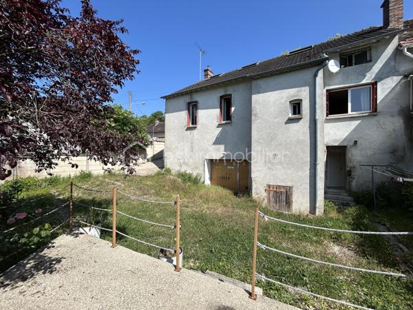 À vendre, magnifique maison avec vue sur l’Yonne, offrant un cadre de vie exceptionnel entre calme, luminosité et nature. Située dans un environnement privilégié en bord de rivière, cette maison familiale séduira les amateurs de tranquillité et de beaux paysages.

La maison se compose au rez-de-chaussée :
- D’une entrée
- D’une cuisine équipée
- D’une salle à manger conviviale
- D’une première chambre avec vue imprenable sur l’Yonne et une superbe luminosité
- D’une seconde chambre communicante
- D’une salle d’eau
- D’un salon chaleureux
- D’un WC indépendant

À l’étage :
- Une mezzanine aménagée avec point d’eau
- Une salle de bain
- Une chambre supplémentaire

Au niveau inférieur (-1) :
-Un mini studio indépendant avec kitchenette
- Salle d’eau et WC 
- Dressing

Idéal pour accueillir famille, amis, adolescent ou pour un projet locatif saisonnier

Depuis ce niveau, vous accédez directement au jardin d’environ 160 m² ainsi qu’à une terrasse surélevée permettant de profiter pleinement de la vue dégagée sur l’Yonne.
Les extérieurs offrent un cadre idéal pour les repas en famille, les soirées entre amis ou simplement profiter d’un environnement paisible au bord de l’eau.

Prestations et équipements :
- Garage avec accès voiture
- Chaudière gaz
- Assainissement collectif
- Vue dégagée sur l’Yonne
- Belle luminosité
- Nombreuses chambres
- Studio indépendant
- Terrasse et jardin

Les atouts de cette maison :
- Vue exceptionnelle sur l’Yonne
- Maison familiale avec beaux volumes
- Possibilité d’espace indépendant
- Environnement calme et relaxant

Idéal résidence principale, secondaire ou investissement locatif
Proche commodités et accès principaux
Une maison rare sur le marché, idéale pour les amoureux de la nature, des vues dégagées et des biens avec fort potentiel.