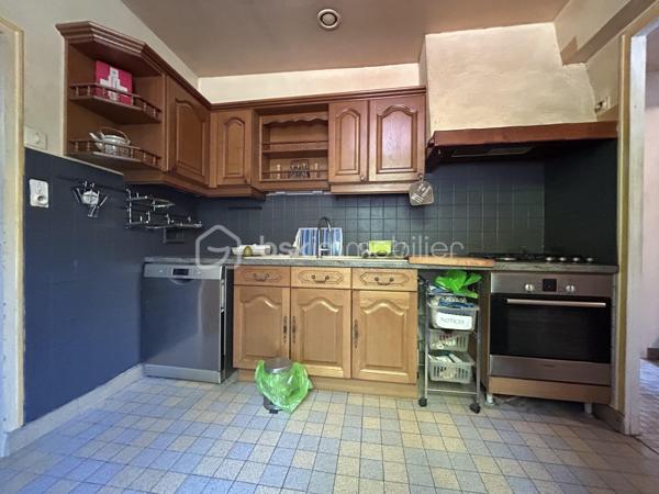 À vendre, magnifique maison avec vue sur l’Yonne, offrant un cadre de vie exceptionnel entre calme, luminosité et nature. Située dans un environnement privilégié en bord de rivière, cette maison familiale séduira les amateurs de tranquillité et de beaux paysages.

La maison se compose au rez-de-chaussée :
- D’une entrée
- D’une cuisine équipée
- D’une salle à manger conviviale
- D’une première chambre avec vue imprenable sur l’Yonne et une superbe luminosité
- D’une seconde chambre communicante
- D’une salle d’eau
- D’un salon chaleureux
- D’un WC indépendant

À l’étage :
- Une mezzanine aménagée avec point d’eau
- Une salle de bain
- Une chambre supplémentaire

Au niveau inférieur (-1) :
-Un mini studio indépendant avec kitchenette
- Salle d’eau et WC 
- Dressing

Idéal pour accueillir famille, amis, adolescent ou pour un projet locatif saisonnier

Depuis ce niveau, vous accédez directement au jardin d’environ 160 m² ainsi qu’à une terrasse surélevée permettant de profiter pleinement de la vue dégagée sur l’Yonne.
Les extérieurs offrent un cadre idéal pour les repas en famille, les soirées entre amis ou simplement profiter d’un environnement paisible au bord de l’eau.

Prestations et équipements :
- Garage avec accès voiture
- Chaudière gaz
- Assainissement collectif
- Vue dégagée sur l’Yonne
- Belle luminosité
- Nombreuses chambres
- Studio indépendant
- Terrasse et jardin

Les atouts de cette maison :
- Vue exceptionnelle sur l’Yonne
- Maison familiale avec beaux volumes
- Possibilité d’espace indépendant
- Environnement calme et relaxant

Idéal résidence principale, secondaire ou investissement locatif
Proche commodités et accès principaux
Une maison rare sur le marché, idéale pour les amoureux de la nature, des vues dégagées et des biens avec fort potentiel.