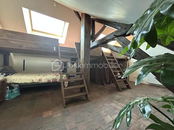 À vendre, magnifique maison avec vue sur l’Yonne, offrant un cadre de vie exceptionnel entre calme, luminosité et nature. Située dans un environnement privilégié en bord de rivière, cette maison familiale séduira les amateurs de tranquillité et de beaux paysages.

La maison se compose au rez-de-chaussée :
- D’une entrée
- D’une cuisine équipée
- D’une salle à manger conviviale
- D’une première chambre avec vue imprenable sur l’Yonne et une superbe luminosité
- D’une seconde chambre communicante
- D’une salle d’eau
- D’un salon chaleureux
- D’un WC indépendant

À l’étage :
- Une mezzanine aménagée avec point d’eau
- Une salle de bain
- Une chambre supplémentaire

Au niveau inférieur (-1) :
-Un mini studio indépendant avec kitchenette
- Salle d’eau et WC 
- Dressing

Idéal pour accueillir famille, amis, adolescent ou pour un projet locatif saisonnier

Depuis ce niveau, vous accédez directement au jardin d’environ 160 m² ainsi qu’à une terrasse surélevée permettant de profiter pleinement de la vue dégagée sur l’Yonne.
Les extérieurs offrent un cadre idéal pour les repas en famille, les soirées entre amis ou simplement profiter d’un environnement paisible au bord de l’eau.

Prestations et équipements :
- Garage avec accès voiture
- Chaudière gaz
- Assainissement collectif
- Vue dégagée sur l’Yonne
- Belle luminosité
- Nombreuses chambres
- Studio indépendant
- Terrasse et jardin

Les atouts de cette maison :
- Vue exceptionnelle sur l’Yonne
- Maison familiale avec beaux volumes
- Possibilité d’espace indépendant
- Environnement calme et relaxant

Idéal résidence principale, secondaire ou investissement locatif
Proche commodités et accès principaux
Une maison rare sur le marché, idéale pour les amoureux de la nature, des vues dégagées et des biens avec fort potentiel.