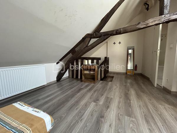 À vendre, magnifique maison avec vue sur l’Yonne, offrant un cadre de vie exceptionnel entre calme, luminosité et nature. Située dans un environnement privilégié en bord de rivière, cette maison familiale séduira les amateurs de tranquillité et de beaux paysages.

La maison se compose au rez-de-chaussée :
- D’une entrée
- D’une cuisine équipée
- D’une salle à manger conviviale
- D’une première chambre avec vue imprenable sur l’Yonne et une superbe luminosité
- D’une seconde chambre communicante
- D’une salle d’eau
- D’un salon chaleureux
- D’un WC indépendant

À l’étage :
- Une mezzanine aménagée avec point d’eau
- Une salle de bain
- Une chambre supplémentaire

Au niveau inférieur (-1) :
-Un mini studio indépendant avec kitchenette
- Salle d’eau et WC 
- Dressing

Idéal pour accueillir famille, amis, adolescent ou pour un projet locatif saisonnier

Depuis ce niveau, vous accédez directement au jardin d’environ 160 m² ainsi qu’à une terrasse surélevée permettant de profiter pleinement de la vue dégagée sur l’Yonne.
Les extérieurs offrent un cadre idéal pour les repas en famille, les soirées entre amis ou simplement profiter d’un environnement paisible au bord de l’eau.

Prestations et équipements :
- Garage avec accès voiture
- Chaudière gaz
- Assainissement collectif
- Vue dégagée sur l’Yonne
- Belle luminosité
- Nombreuses chambres
- Studio indépendant
- Terrasse et jardin

Les atouts de cette maison :
- Vue exceptionnelle sur l’Yonne
- Maison familiale avec beaux volumes
- Possibilité d’espace indépendant
- Environnement calme et relaxant

Idéal résidence principale, secondaire ou investissement locatif
Proche commodités et accès principaux
Une maison rare sur le marché, idéale pour les amoureux de la nature, des vues dégagées et des biens avec fort potentiel.
