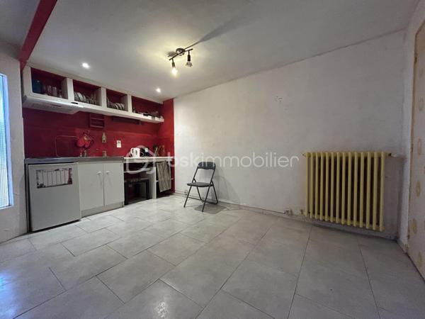 À vendre, magnifique maison avec vue sur l’Yonne, offrant un cadre de vie exceptionnel entre calme, luminosité et nature. Située dans un environnement privilégié en bord de rivière, cette maison familiale séduira les amateurs de tranquillité et de beaux paysages.

La maison se compose au rez-de-chaussée :
- D’une entrée
- D’une cuisine équipée
- D’une salle à manger conviviale
- D’une première chambre avec vue imprenable sur l’Yonne et une superbe luminosité
- D’une seconde chambre communicante
- D’une salle d’eau
- D’un salon chaleureux
- D’un WC indépendant

À l’étage :
- Une mezzanine aménagée avec point d’eau
- Une salle de bain
- Une chambre supplémentaire

Au niveau inférieur (-1) :
-Un mini studio indépendant avec kitchenette
- Salle d’eau et WC 
- Dressing

Idéal pour accueillir famille, amis, adolescent ou pour un projet locatif saisonnier

Depuis ce niveau, vous accédez directement au jardin d’environ 160 m² ainsi qu’à une terrasse surélevée permettant de profiter pleinement de la vue dégagée sur l’Yonne.
Les extérieurs offrent un cadre idéal pour les repas en famille, les soirées entre amis ou simplement profiter d’un environnement paisible au bord de l’eau.

Prestations et équipements :
- Garage avec accès voiture
- Chaudière gaz
- Assainissement collectif
- Vue dégagée sur l’Yonne
- Belle luminosité
- Nombreuses chambres
- Studio indépendant
- Terrasse et jardin

Les atouts de cette maison :
- Vue exceptionnelle sur l’Yonne
- Maison familiale avec beaux volumes
- Possibilité d’espace indépendant
- Environnement calme et relaxant

Idéal résidence principale, secondaire ou investissement locatif
Proche commodités et accès principaux
Une maison rare sur le marché, idéale pour les amoureux de la nature, des vues dégagées et des biens avec fort potentiel.