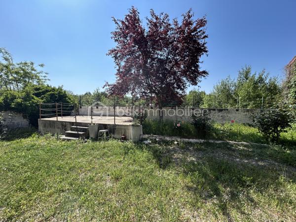 À vendre, magnifique maison avec vue sur l’Yonne, offrant un cadre de vie exceptionnel entre calme, luminosité et nature. Située dans un environnement privilégié en bord de rivière, cette maison familiale séduira les amateurs de tranquillité et de beaux paysages.

La maison se compose au rez-de-chaussée :
- D’une entrée
- D’une cuisine équipée
- D’une salle à manger conviviale
- D’une première chambre avec vue imprenable sur l’Yonne et une superbe luminosité
- D’une seconde chambre communicante
- D’une salle d’eau
- D’un salon chaleureux
- D’un WC indépendant

À l’étage :
- Une mezzanine aménagée avec point d’eau
- Une salle de bain
- Une chambre supplémentaire

Au niveau inférieur (-1) :
-Un mini studio indépendant avec kitchenette
- Salle d’eau et WC 
- Dressing

Idéal pour accueillir famille, amis, adolescent ou pour un projet locatif saisonnier

Depuis ce niveau, vous accédez directement au jardin d’environ 160 m² ainsi qu’à une terrasse surélevée permettant de profiter pleinement de la vue dégagée sur l’Yonne.
Les extérieurs offrent un cadre idéal pour les repas en famille, les soirées entre amis ou simplement profiter d’un environnement paisible au bord de l’eau.

Prestations et équipements :
- Garage avec accès voiture
- Chaudière gaz
- Assainissement collectif
- Vue dégagée sur l’Yonne
- Belle luminosité
- Nombreuses chambres
- Studio indépendant
- Terrasse et jardin

Les atouts de cette maison :
- Vue exceptionnelle sur l’Yonne
- Maison familiale avec beaux volumes
- Possibilité d’espace indépendant
- Environnement calme et relaxant

Idéal résidence principale, secondaire ou investissement locatif
Proche commodités et accès principaux
Une maison rare sur le marché, idéale pour les amoureux de la nature, des vues dégagées et des biens avec fort potentiel.