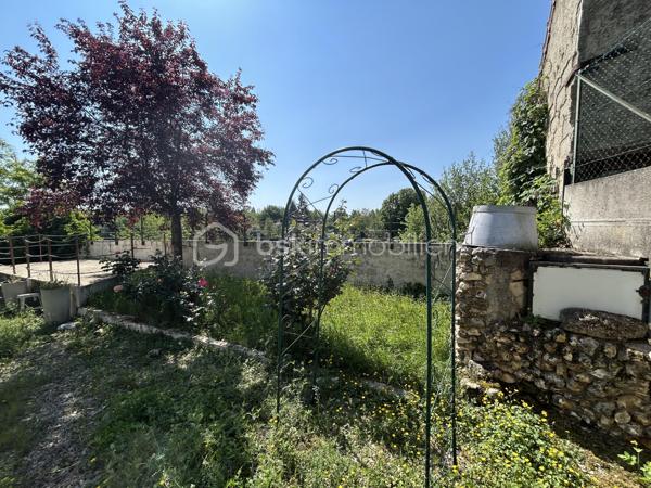 À vendre, magnifique maison avec vue sur l’Yonne, offrant un cadre de vie exceptionnel entre calme, luminosité et nature. Située dans un environnement privilégié en bord de rivière, cette maison familiale séduira les amateurs de tranquillité et de beaux paysages.

La maison se compose au rez-de-chaussée :
- D’une entrée
- D’une cuisine équipée
- D’une salle à manger conviviale
- D’une première chambre avec vue imprenable sur l’Yonne et une superbe luminosité
- D’une seconde chambre communicante
- D’une salle d’eau
- D’un salon chaleureux
- D’un WC indépendant

À l’étage :
- Une mezzanine aménagée avec point d’eau
- Une salle de bain
- Une chambre supplémentaire

Au niveau inférieur (-1) :
-Un mini studio indépendant avec kitchenette
- Salle d’eau et WC 
- Dressing

Idéal pour accueillir famille, amis, adolescent ou pour un projet locatif saisonnier

Depuis ce niveau, vous accédez directement au jardin d’environ 160 m² ainsi qu’à une terrasse surélevée permettant de profiter pleinement de la vue dégagée sur l’Yonne.
Les extérieurs offrent un cadre idéal pour les repas en famille, les soirées entre amis ou simplement profiter d’un environnement paisible au bord de l’eau.

Prestations et équipements :
- Garage avec accès voiture
- Chaudière gaz
- Assainissement collectif
- Vue dégagée sur l’Yonne
- Belle luminosité
- Nombreuses chambres
- Studio indépendant
- Terrasse et jardin

Les atouts de cette maison :
- Vue exceptionnelle sur l’Yonne
- Maison familiale avec beaux volumes
- Possibilité d’espace indépendant
- Environnement calme et relaxant

Idéal résidence principale, secondaire ou investissement locatif
Proche commodités et accès principaux
Une maison rare sur le marché, idéale pour les amoureux de la nature, des vues dégagées et des biens avec fort potentiel.