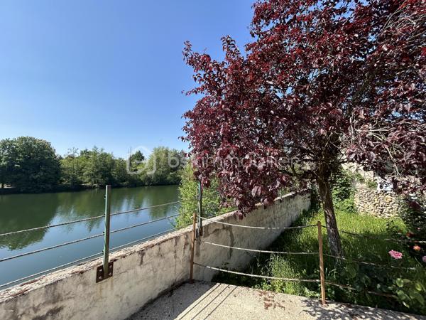 À vendre, magnifique maison avec vue sur l’Yonne, offrant un cadre de vie exceptionnel entre calme, luminosité et nature. Située dans un environnement privilégié en bord de rivière, cette maison familiale séduira les amateurs de tranquillité et de beaux paysages.

La maison se compose au rez-de-chaussée :
- D’une entrée
- D’une cuisine équipée
- D’une salle à manger conviviale
- D’une première chambre avec vue imprenable sur l’Yonne et une superbe luminosité
- D’une seconde chambre communicante
- D’une salle d’eau
- D’un salon chaleureux
- D’un WC indépendant

À l’étage :
- Une mezzanine aménagée avec point d’eau
- Une salle de bain
- Une chambre supplémentaire

Au niveau inférieur (-1) :
-Un mini studio indépendant avec kitchenette
- Salle d’eau et WC 
- Dressing

Idéal pour accueillir famille, amis, adolescent ou pour un projet locatif saisonnier

Depuis ce niveau, vous accédez directement au jardin d’environ 160 m² ainsi qu’à une terrasse surélevée permettant de profiter pleinement de la vue dégagée sur l’Yonne.
Les extérieurs offrent un cadre idéal pour les repas en famille, les soirées entre amis ou simplement profiter d’un environnement paisible au bord de l’eau.

Prestations et équipements :
- Garage avec accès voiture
- Chaudière gaz
- Assainissement collectif
- Vue dégagée sur l’Yonne
- Belle luminosité
- Nombreuses chambres
- Studio indépendant
- Terrasse et jardin

Les atouts de cette maison :
- Vue exceptionnelle sur l’Yonne
- Maison familiale avec beaux volumes
- Possibilité d’espace indépendant
- Environnement calme et relaxant

Idéal résidence principale, secondaire ou investissement locatif
Proche commodités et accès principaux
Une maison rare sur le marché, idéale pour les amoureux de la nature, des vues dégagées et des biens avec fort potentiel.