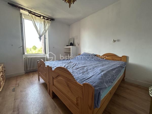 À vendre, magnifique maison avec vue sur l’Yonne, offrant un cadre de vie exceptionnel entre calme, luminosité et nature. Située dans un environnement privilégié en bord de rivière, cette maison familiale séduira les amateurs de tranquillité et de beaux paysages.

La maison se compose au rez-de-chaussée :
- D’une entrée
- D’une cuisine équipée
- D’une salle à manger conviviale
- D’une première chambre avec vue imprenable sur l’Yonne et une superbe luminosité
- D’une seconde chambre communicante
- D’une salle d’eau
- D’un salon chaleureux
- D’un WC indépendant

À l’étage :
- Une mezzanine aménagée avec point d’eau
- Une salle de bain
- Une chambre supplémentaire

Au niveau inférieur (-1) :
-Un mini studio indépendant avec kitchenette
- Salle d’eau et WC 
- Dressing

Idéal pour accueillir famille, amis, adolescent ou pour un projet locatif saisonnier

Depuis ce niveau, vous accédez directement au jardin d’environ 160 m² ainsi qu’à une terrasse surélevée permettant de profiter pleinement de la vue dégagée sur l’Yonne.
Les extérieurs offrent un cadre idéal pour les repas en famille, les soirées entre amis ou simplement profiter d’un environnement paisible au bord de l’eau.

Prestations et équipements :
- Garage avec accès voiture
- Chaudière gaz
- Assainissement collectif
- Vue dégagée sur l’Yonne
- Belle luminosité
- Nombreuses chambres
- Studio indépendant
- Terrasse et jardin

Les atouts de cette maison :
- Vue exceptionnelle sur l’Yonne
- Maison familiale avec beaux volumes
- Possibilité d’espace indépendant
- Environnement calme et relaxant

Idéal résidence principale, secondaire ou investissement locatif
Proche commodités et accès principaux
Une maison rare sur le marché, idéale pour les amoureux de la nature, des vues dégagées et des biens avec fort potentiel.
