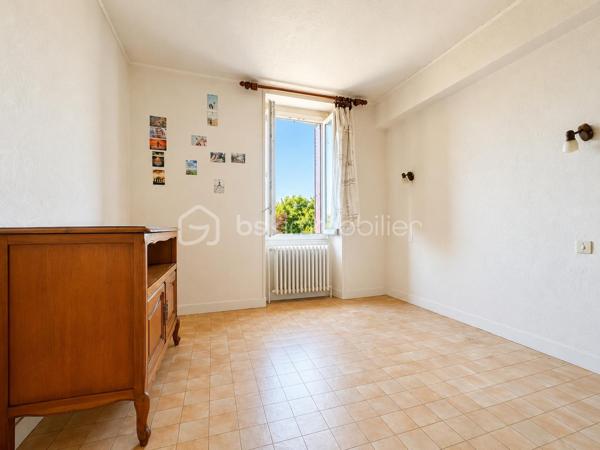 À vendre, magnifique maison avec vue sur l’Yonne, offrant un cadre de vie exceptionnel entre calme, luminosité et nature. Située dans un environnement privilégié en bord de rivière, cette maison familiale séduira les amateurs de tranquillité et de beaux paysages.

La maison se compose au rez-de-chaussée :
- D’une entrée
- D’une cuisine équipée
- D’une salle à manger conviviale
- D’une première chambre avec vue imprenable sur l’Yonne et une superbe luminosité
- D’une seconde chambre communicante
- D’une salle d’eau
- D’un salon chaleureux
- D’un WC indépendant

À l’étage :
- Une mezzanine aménagée avec point d’eau
- Une salle de bain
- Une chambre supplémentaire

Au niveau inférieur (-1) :
-Un mini studio indépendant avec kitchenette
- Salle d’eau et WC 
- Dressing

Idéal pour accueillir famille, amis, adolescent ou pour un projet locatif saisonnier

Depuis ce niveau, vous accédez directement au jardin d’environ 160 m² ainsi qu’à une terrasse surélevée permettant de profiter pleinement de la vue dégagée sur l’Yonne.
Les extérieurs offrent un cadre idéal pour les repas en famille, les soirées entre amis ou simplement profiter d’un environnement paisible au bord de l’eau.

Prestations et équipements :
- Garage avec accès voiture
- Chaudière gaz
- Assainissement collectif
- Vue dégagée sur l’Yonne
- Belle luminosité
- Nombreuses chambres
- Studio indépendant
- Terrasse et jardin

Les atouts de cette maison :
- Vue exceptionnelle sur l’Yonne
- Maison familiale avec beaux volumes
- Possibilité d’espace indépendant
- Environnement calme et relaxant

Idéal résidence principale, secondaire ou investissement locatif
Proche commodités et accès principaux
Une maison rare sur le marché, idéale pour les amoureux de la nature, des vues dégagées et des biens avec fort potentiel.