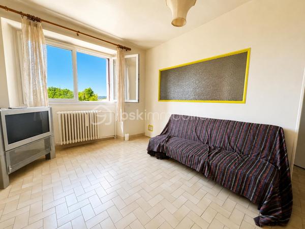 À vendre, magnifique maison avec vue sur l’Yonne, offrant un cadre de vie exceptionnel entre calme, luminosité et nature. Située dans un environnement privilégié en bord de rivière, cette maison familiale séduira les amateurs de tranquillité et de beaux paysages.

La maison se compose au rez-de-chaussée :
- D’une entrée
- D’une cuisine équipée
- D’une salle à manger conviviale
- D’une première chambre avec vue imprenable sur l’Yonne et une superbe luminosité
- D’une seconde chambre communicante
- D’une salle d’eau
- D’un salon chaleureux
- D’un WC indépendant

À l’étage :
- Une mezzanine aménagée avec point d’eau
- Une salle de bain
- Une chambre supplémentaire

Au niveau inférieur (-1) :
-Un mini studio indépendant avec kitchenette
- Salle d’eau et WC 
- Dressing

Idéal pour accueillir famille, amis, adolescent ou pour un projet locatif saisonnier

Depuis ce niveau, vous accédez directement au jardin d’environ 160 m² ainsi qu’à une terrasse surélevée permettant de profiter pleinement de la vue dégagée sur l’Yonne.
Les extérieurs offrent un cadre idéal pour les repas en famille, les soirées entre amis ou simplement profiter d’un environnement paisible au bord de l’eau.

Prestations et équipements :
- Garage avec accès voiture
- Chaudière gaz
- Assainissement collectif
- Vue dégagée sur l’Yonne
- Belle luminosité
- Nombreuses chambres
- Studio indépendant
- Terrasse et jardin

Les atouts de cette maison :
- Vue exceptionnelle sur l’Yonne
- Maison familiale avec beaux volumes
- Possibilité d’espace indépendant
- Environnement calme et relaxant

Idéal résidence principale, secondaire ou investissement locatif
Proche commodités et accès principaux
Une maison rare sur le marché, idéale pour les amoureux de la nature, des vues dégagées et des biens avec fort potentiel.