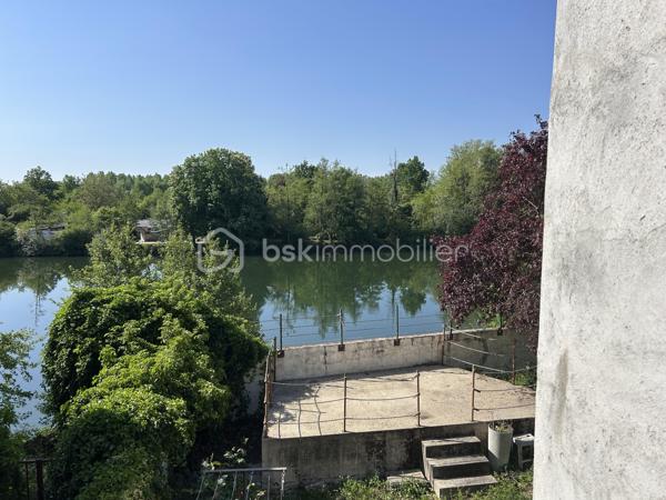 À vendre, magnifique maison avec vue sur l’Yonne, offrant un cadre de vie exceptionnel entre calme, luminosité et nature. Située dans un environnement privilégié en bord de rivière, cette maison familiale séduira les amateurs de tranquillité et de beaux paysages.

La maison se compose au rez-de-chaussée :
- D’une entrée
- D’une cuisine équipée
- D’une salle à manger conviviale
- D’une première chambre avec vue imprenable sur l’Yonne et une superbe luminosité
- D’une seconde chambre communicante
- D’une salle d’eau
- D’un salon chaleureux
- D’un WC indépendant

À l’étage :
- Une mezzanine aménagée avec point d’eau
- Une salle de bain
- Une chambre supplémentaire

Au niveau inférieur (-1) :
-Un mini studio indépendant avec kitchenette
- Salle d’eau et WC 
- Dressing

Idéal pour accueillir famille, amis, adolescent ou pour un projet locatif saisonnier

Depuis ce niveau, vous accédez directement au jardin d’environ 160 m² ainsi qu’à une terrasse surélevée permettant de profiter pleinement de la vue dégagée sur l’Yonne.
Les extérieurs offrent un cadre idéal pour les repas en famille, les soirées entre amis ou simplement profiter d’un environnement paisible au bord de l’eau.

Prestations et équipements :
- Garage avec accès voiture
- Chaudière gaz
- Assainissement collectif
- Vue dégagée sur l’Yonne
- Belle luminosité
- Nombreuses chambres
- Studio indépendant
- Terrasse et jardin

Les atouts de cette maison :
- Vue exceptionnelle sur l’Yonne
- Maison familiale avec beaux volumes
- Possibilité d’espace indépendant
- Environnement calme et relaxant

Idéal résidence principale, secondaire ou investissement locatif
Proche commodités et accès principaux
Une maison rare sur le marché, idéale pour les amoureux de la nature, des vues dégagées et des biens avec fort potentiel.
