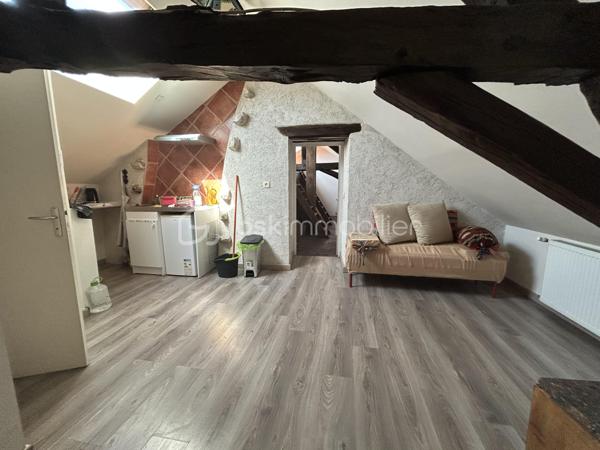 À vendre, magnifique maison avec vue sur l’Yonne, offrant un cadre de vie exceptionnel entre calme, luminosité et nature. Située dans un environnement privilégié en bord de rivière, cette maison familiale séduira les amateurs de tranquillité et de beaux paysages.

La maison se compose au rez-de-chaussée :
- D’une entrée
- D’une cuisine équipée
- D’une salle à manger conviviale
- D’une première chambre avec vue imprenable sur l’Yonne et une superbe luminosité
- D’une seconde chambre communicante
- D’une salle d’eau
- D’un salon chaleureux
- D’un WC indépendant

À l’étage :
- Une mezzanine aménagée avec point d’eau
- Une salle de bain
- Une chambre supplémentaire

Au niveau inférieur (-1) :
-Un mini studio indépendant avec kitchenette
- Salle d’eau et WC 
- Dressing

Idéal pour accueillir famille, amis, adolescent ou pour un projet locatif saisonnier

Depuis ce niveau, vous accédez directement au jardin d’environ 160 m² ainsi qu’à une terrasse surélevée permettant de profiter pleinement de la vue dégagée sur l’Yonne.
Les extérieurs offrent un cadre idéal pour les repas en famille, les soirées entre amis ou simplement profiter d’un environnement paisible au bord de l’eau.

Prestations et équipements :
- Garage avec accès voiture
- Chaudière gaz
- Assainissement collectif
- Vue dégagée sur l’Yonne
- Belle luminosité
- Nombreuses chambres
- Studio indépendant
- Terrasse et jardin

Les atouts de cette maison :
- Vue exceptionnelle sur l’Yonne
- Maison familiale avec beaux volumes
- Possibilité d’espace indépendant
- Environnement calme et relaxant

Idéal résidence principale, secondaire ou investissement locatif
Proche commodités et accès principaux
Une maison rare sur le marché, idéale pour les amoureux de la nature, des vues dégagées et des biens avec fort potentiel.