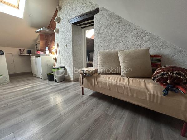 À vendre, magnifique maison avec vue sur l’Yonne, offrant un cadre de vie exceptionnel entre calme, luminosité et nature. Située dans un environnement privilégié en bord de rivière, cette maison familiale séduira les amateurs de tranquillité et de beaux paysages.

La maison se compose au rez-de-chaussée :
- D’une entrée
- D’une cuisine équipée
- D’une salle à manger conviviale
- D’une première chambre avec vue imprenable sur l’Yonne et une superbe luminosité
- D’une seconde chambre communicante
- D’une salle d’eau
- D’un salon chaleureux
- D’un WC indépendant

À l’étage :
- Une mezzanine aménagée avec point d’eau
- Une salle de bain
- Une chambre supplémentaire

Au niveau inférieur (-1) :
-Un mini studio indépendant avec kitchenette
- Salle d’eau et WC 
- Dressing

Idéal pour accueillir famille, amis, adolescent ou pour un projet locatif saisonnier

Depuis ce niveau, vous accédez directement au jardin d’environ 160 m² ainsi qu’à une terrasse surélevée permettant de profiter pleinement de la vue dégagée sur l’Yonne.
Les extérieurs offrent un cadre idéal pour les repas en famille, les soirées entre amis ou simplement profiter d’un environnement paisible au bord de l’eau.

Prestations et équipements :
- Garage avec accès voiture
- Chaudière gaz
- Assainissement collectif
- Vue dégagée sur l’Yonne
- Belle luminosité
- Nombreuses chambres
- Studio indépendant
- Terrasse et jardin

Les atouts de cette maison :
- Vue exceptionnelle sur l’Yonne
- Maison familiale avec beaux volumes
- Possibilité d’espace indépendant
- Environnement calme et relaxant

Idéal résidence principale, secondaire ou investissement locatif
Proche commodités et accès principaux
Une maison rare sur le marché, idéale pour les amoureux de la nature, des vues dégagées et des biens avec fort potentiel.