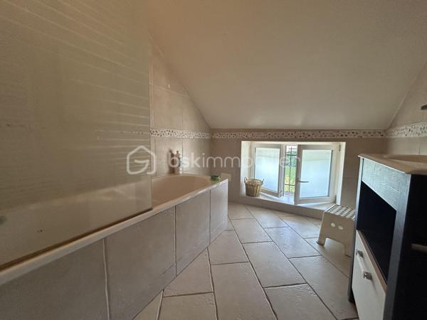 À vendre, magnifique maison avec vue sur l’Yonne, offrant un cadre de vie exceptionnel entre calme, luminosité et nature. Située dans un environnement privilégié en bord de rivière, cette maison familiale séduira les amateurs de tranquillité et de beaux paysages.

La maison se compose au rez-de-chaussée :
- D’une entrée
- D’une cuisine équipée
- D’une salle à manger conviviale
- D’une première chambre avec vue imprenable sur l’Yonne et une superbe luminosité
- D’une seconde chambre communicante
- D’une salle d’eau
- D’un salon chaleureux
- D’un WC indépendant

À l’étage :
- Une mezzanine aménagée avec point d’eau
- Une salle de bain
- Une chambre supplémentaire

Au niveau inférieur (-1) :
-Un mini studio indépendant avec kitchenette
- Salle d’eau et WC 
- Dressing

Idéal pour accueillir famille, amis, adolescent ou pour un projet locatif saisonnier

Depuis ce niveau, vous accédez directement au jardin d’environ 160 m² ainsi qu’à une terrasse surélevée permettant de profiter pleinement de la vue dégagée sur l’Yonne.
Les extérieurs offrent un cadre idéal pour les repas en famille, les soirées entre amis ou simplement profiter d’un environnement paisible au bord de l’eau.

Prestations et équipements :
- Garage avec accès voiture
- Chaudière gaz
- Assainissement collectif
- Vue dégagée sur l’Yonne
- Belle luminosité
- Nombreuses chambres
- Studio indépendant
- Terrasse et jardin

Les atouts de cette maison :
- Vue exceptionnelle sur l’Yonne
- Maison familiale avec beaux volumes
- Possibilité d’espace indépendant
- Environnement calme et relaxant

Idéal résidence principale, secondaire ou investissement locatif
Proche commodités et accès principaux
Une maison rare sur le marché, idéale pour les amoureux de la nature, des vues dégagées et des biens avec fort potentiel.
