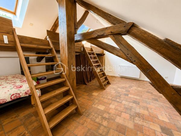 À vendre, magnifique maison avec vue sur l’Yonne, offrant un cadre de vie exceptionnel entre calme, luminosité et nature. Située dans un environnement privilégié en bord de rivière, cette maison familiale séduira les amateurs de tranquillité et de beaux paysages.

La maison se compose au rez-de-chaussée :
- D’une entrée
- D’une cuisine équipée
- D’une salle à manger conviviale
- D’une première chambre avec vue imprenable sur l’Yonne et une superbe luminosité
- D’une seconde chambre communicante
- D’une salle d’eau
- D’un salon chaleureux
- D’un WC indépendant

À l’étage :
- Une mezzanine aménagée avec point d’eau
- Une salle de bain
- Une chambre supplémentaire

Au niveau inférieur (-1) :
-Un mini studio indépendant avec kitchenette
- Salle d’eau et WC 
- Dressing

Idéal pour accueillir famille, amis, adolescent ou pour un projet locatif saisonnier

Depuis ce niveau, vous accédez directement au jardin d’environ 160 m² ainsi qu’à une terrasse surélevée permettant de profiter pleinement de la vue dégagée sur l’Yonne.
Les extérieurs offrent un cadre idéal pour les repas en famille, les soirées entre amis ou simplement profiter d’un environnement paisible au bord de l’eau.

Prestations et équipements :
- Garage avec accès voiture
- Chaudière gaz
- Assainissement collectif
- Vue dégagée sur l’Yonne
- Belle luminosité
- Nombreuses chambres
- Studio indépendant
- Terrasse et jardin

Les atouts de cette maison :
- Vue exceptionnelle sur l’Yonne
- Maison familiale avec beaux volumes
- Possibilité d’espace indépendant
- Environnement calme et relaxant

Idéal résidence principale, secondaire ou investissement locatif
Proche commodités et accès principaux
Une maison rare sur le marché, idéale pour les amoureux de la nature, des vues dégagées et des biens avec fort potentiel.