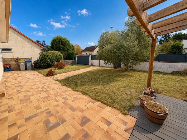Maison avec grand garage, terrasse en impasse Chabossiere