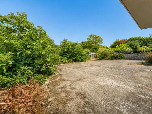 Maison avec grand garage, terrasse en impasse Chabossiere