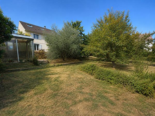 Maison avec grand garage, terrasse en impasse Chabossiere