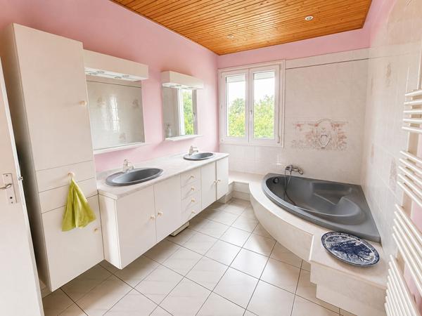 Maison avec grand garage, terrasse en impasse Chabossiere