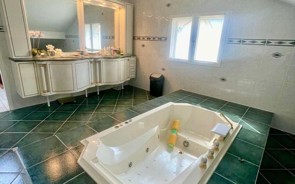 Maison à vendre    8 pièces • 230 m2 Prévessin-Moëns