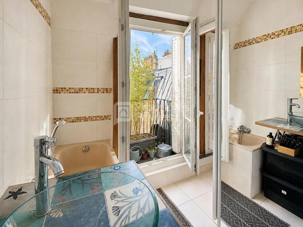 75009 PARIS - Quartier Martyrs-Lorette-Cadet- Appartement lumineux, traversant avec 6  balcons et belle vue