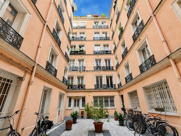 75009 PARIS - Quartier Martyrs-Lorette-Cadet- Appartement lumineux, traversant avec 6  balcons et belle vue
