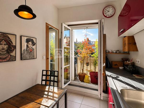 75009 PARIS - Quartier Martyrs-Lorette-Cadet- Appartement lumineux, traversant avec 6  balcons et belle vue