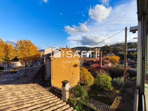 Immeuble commercial: Appartement 110 m² + local 120 m²