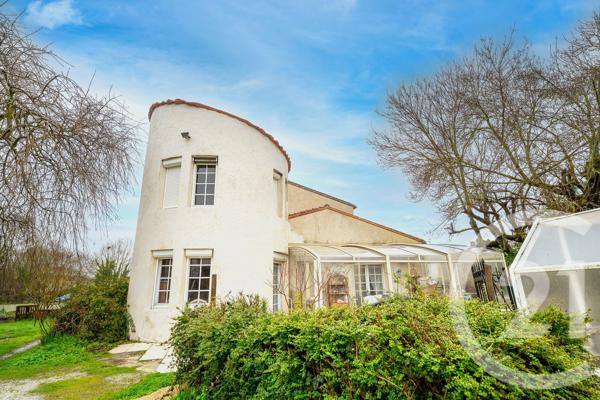 Maison à vendre  7 pièces - 187,82 m 2   ROYAN  - 17