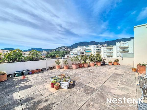 Coeur de ville Cavalaire-sur-Mer - dernier étage - 3 chambres - 41 m² de terrasse et garage de 18 m²