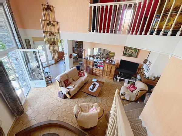 Maison familiale à vendre à Angers proche écoles et commodités - 170m² avec 3 chambres, garage et cave
