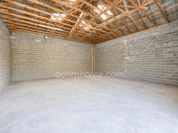 Maison de plain-pied 155 m² avec garage de 92m2, piscine et terrain arboré à MONTAGNAC (34)