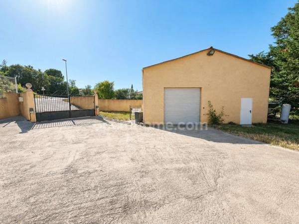 Maison de plain-pied 155 m² avec garage de 92m2, piscine et terrain arboré à MONTAGNAC (34)