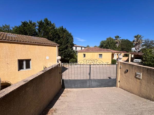 Maison de plain-pied 155 m² avec garage de 92m2, piscine et terrain arboré à MONTAGNAC (34)