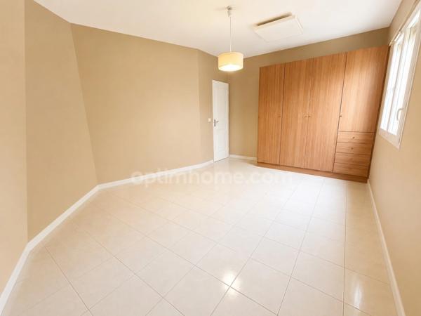 Maison de plain-pied 155 m² avec garage de 92m2, piscine et terrain arboré à MONTAGNAC (34)
