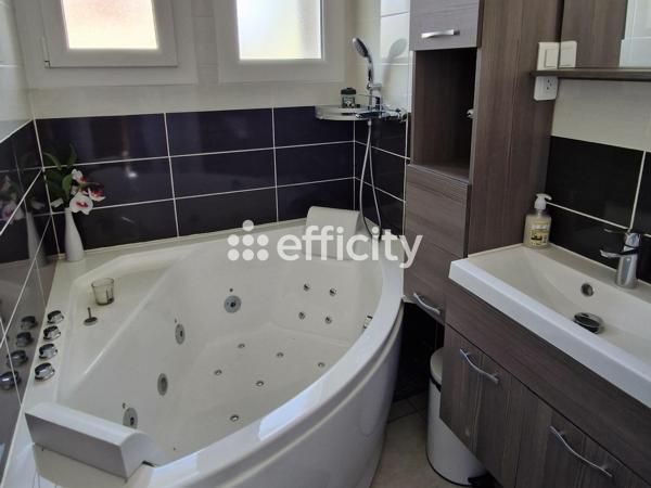 Maison
         5 pièces
        - 115 m² Exclusivité 275 000 € *