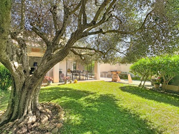 MONTÉLIMAR (26200) – Maison familiale climatisée de 162 m², 5 chambres dont une vaste pièce de 35 m², piscine et jardin clos arboré de 827m2
