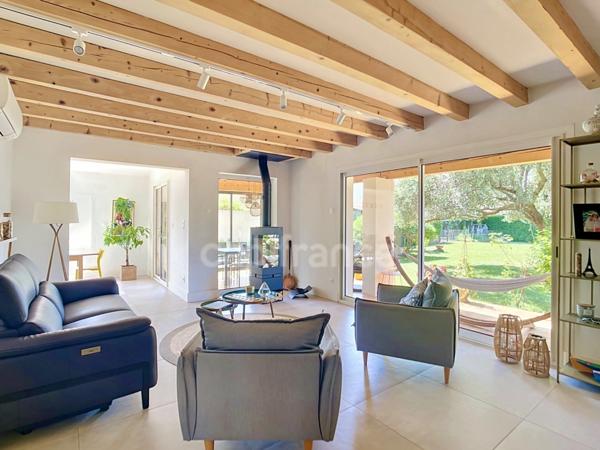 MONTÉLIMAR (26200) – Maison familiale climatisée de 162 m², 5 chambres dont une vaste pièce de 35 m², piscine et jardin clos arboré de 827m2