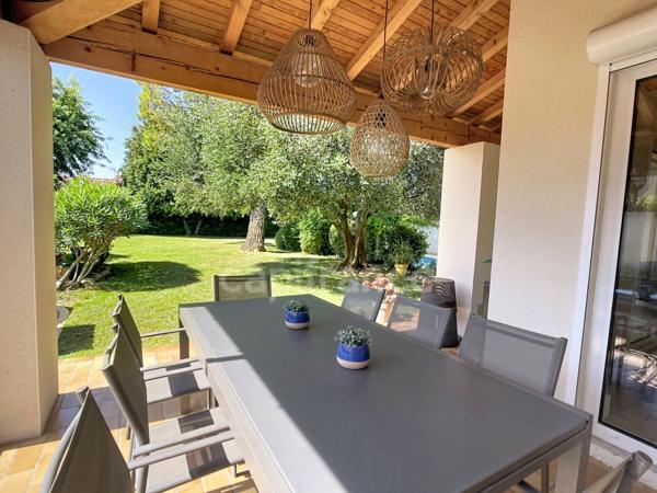 MONTÉLIMAR (26200) – Maison familiale climatisée de 162 m², 5 chambres dont une vaste pièce de 35 m², piscine et jardin clos arboré de 827m2