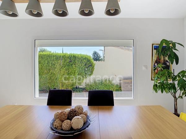MONTÉLIMAR (26200) – Maison familiale climatisée de 162 m², 5 chambres dont une vaste pièce de 35 m², piscine et jardin clos arboré de 827m2